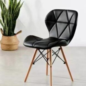 ADM chaise noir et patte en bois