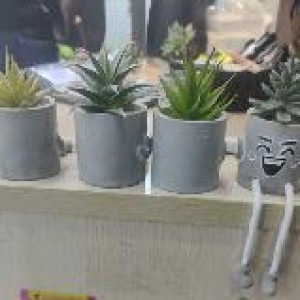 DEC petit pot de plante avec visage yeux en coeur