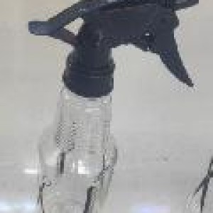 SDB bouteille vaporisateur dessin ciseau et peigne