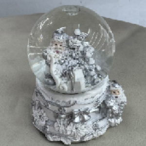 boule de noël verte avec 2 pères noël + lumière 4.5cm