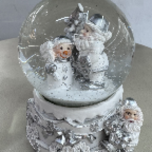 boule de noël verte avec 2 pères noël + lumière 6.5cm