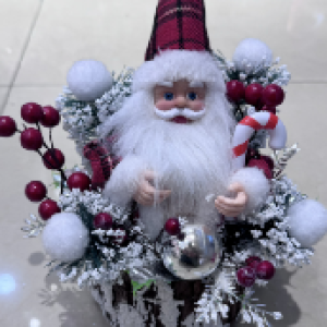 base en bois avec père noël et décoration de baies rouges